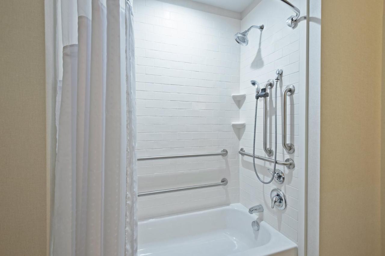 Holiday Inn Express & Suites New Cumberland By Ihg Bagian luar foto