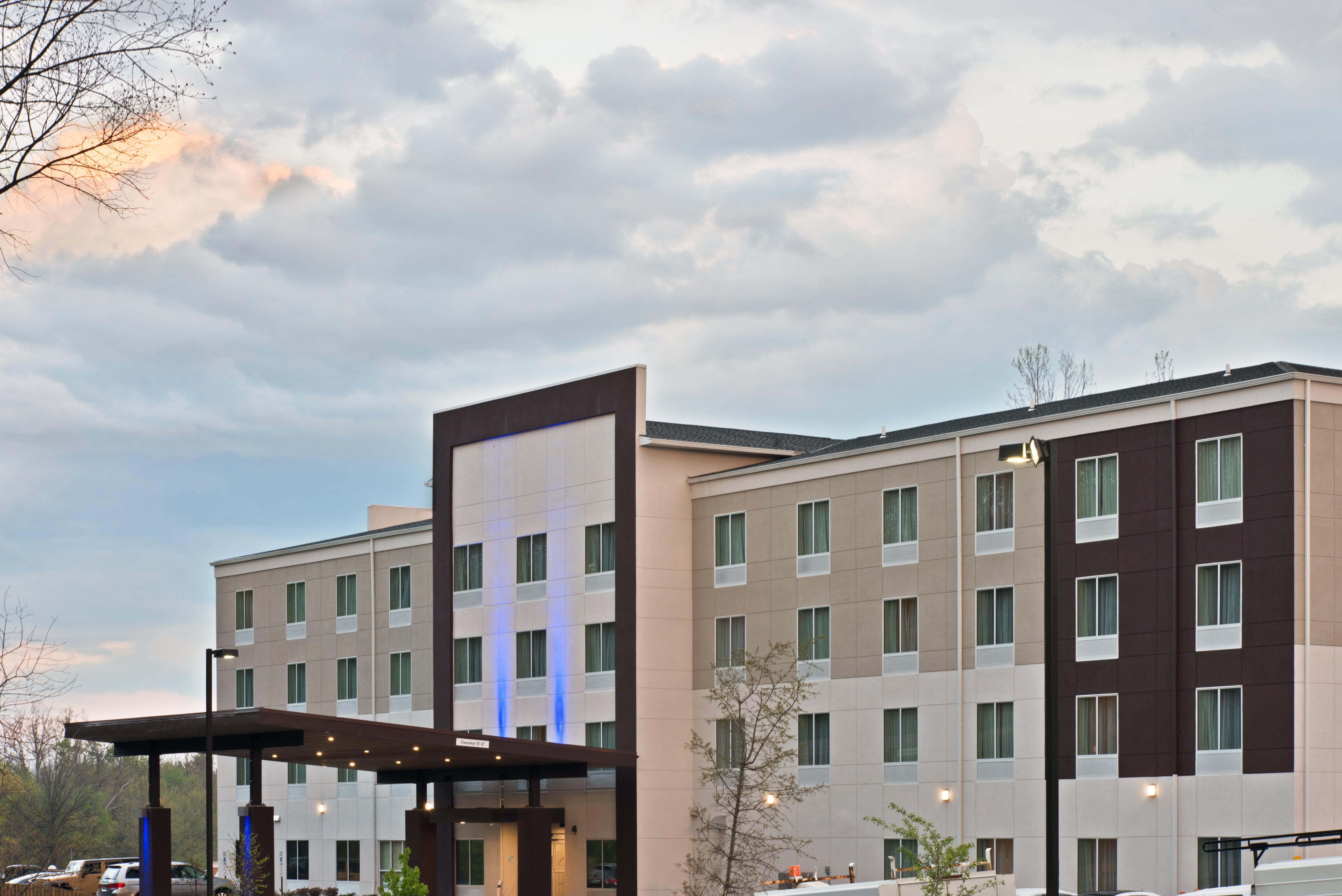 Holiday Inn Express & Suites New Cumberland By Ihg Bagian luar foto